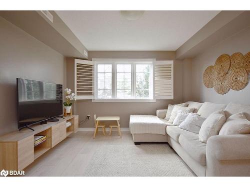 11-53 Ferndale Drive S, Barrie, ON - Indoor Photo Showing Living Room