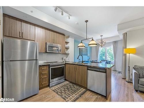 415-40 Horseshoe Boulevard, Oro-Medonte, ON - Indoor Photo Showing Kitchen