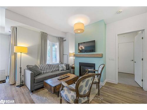 415-40 Horseshoe Boulevard, Oro-Medonte, ON - Indoor Photo Showing Living Room With Fireplace