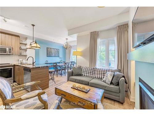 415-40 Horseshoe Boulevard, Oro-Medonte, ON - Indoor Photo Showing Living Room