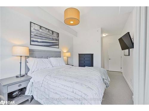 415-40 Horseshoe Boulevard, Oro-Medonte, ON - Indoor Photo Showing Bedroom