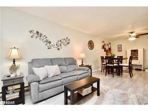 204-25 Meadow Lane, Barrie, ON - Indoor Photo Showing Living Room