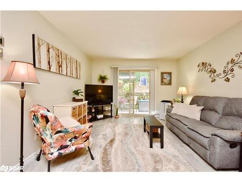 204-25 Meadow Lane, Barrie, ON - Indoor Photo Showing Living Room