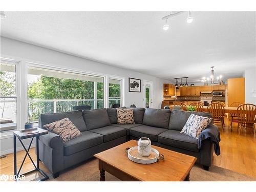 501 Golf Course Road, Powassan, ON - Indoor Photo Showing Living Room