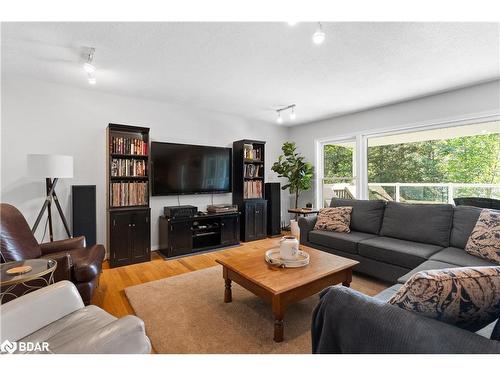 501 Golf Course Road, Powassan, ON - Indoor Photo Showing Living Room