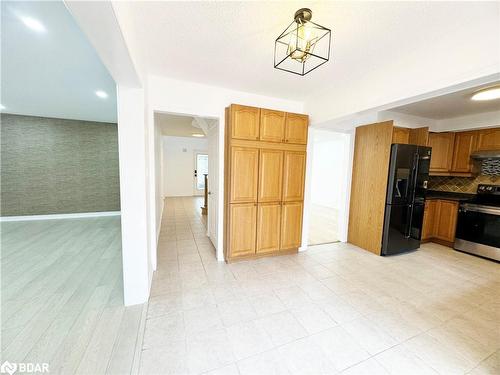 6 Carruthers Crescent, Barrie, ON - Indoor Photo Showing Kitchen