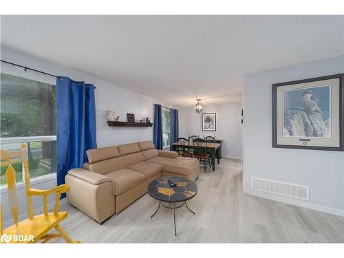 405 Leacock Drive, Barrie, ON - Indoor Photo Showing Living Room