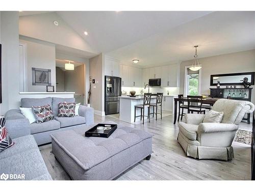 76 Old Mosley Street, Wasaga Beach, ON - Indoor Photo Showing Living Room