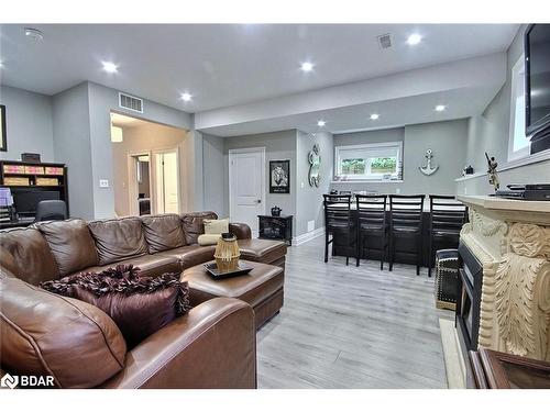 76 Old Mosley Street, Wasaga Beach, ON - Indoor Photo Showing Living Room