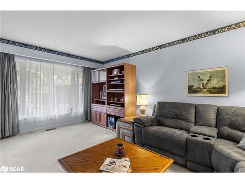 39 Grandview Crescent, Oro-Medonte, ON - Indoor Photo Showing Living Room