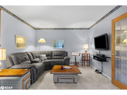 39 Grandview Crescent, Oro-Medonte, ON - Indoor Photo Showing Living Room