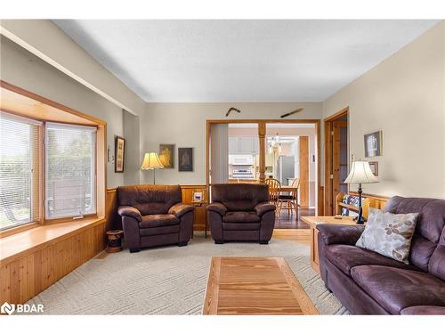 39 Grandview Crescent, Oro-Medonte, ON - Indoor Photo Showing Living Room