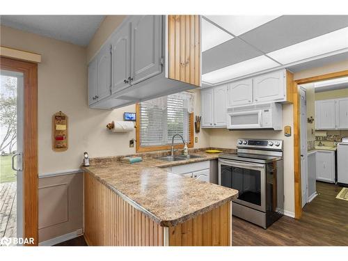 39 Grandview Crescent, Oro-Medonte, ON - Indoor Photo Showing Kitchen With Double Sink