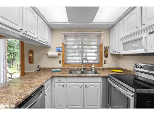 39 Grandview Crescent, Oro-Medonte, ON - Indoor Photo Showing Kitchen With Double Sink