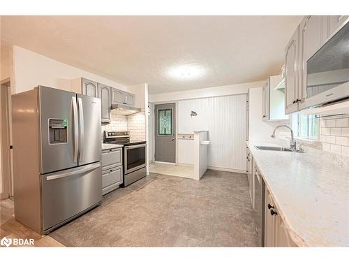 284 Britannia Road, Huntsville, ON - Indoor Photo Showing Kitchen With Stainless Steel Kitchen