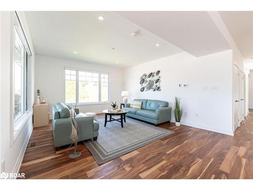 38 Magazine Street, Penetanguishene, ON - Indoor Photo Showing Living Room