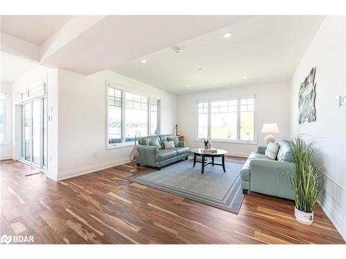 38 Magazine Street, Penetanguishene, ON - Indoor Photo Showing Living Room