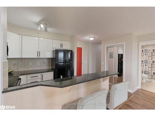 1416-8 Dayspring Circle, Brampton, ON - Indoor Photo Showing Kitchen