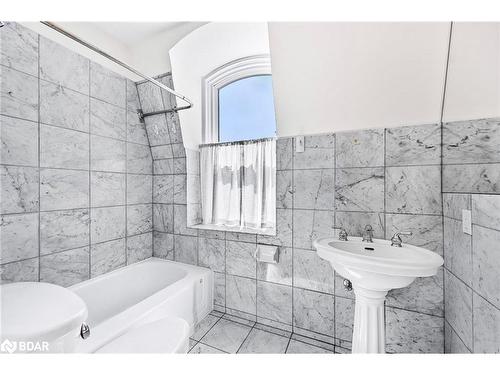 105 Toronto Street, Barrie, ON - Indoor Photo Showing Bathroom