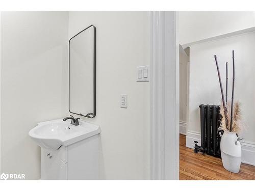 105 Toronto Street, Barrie, ON - Indoor Photo Showing Bathroom