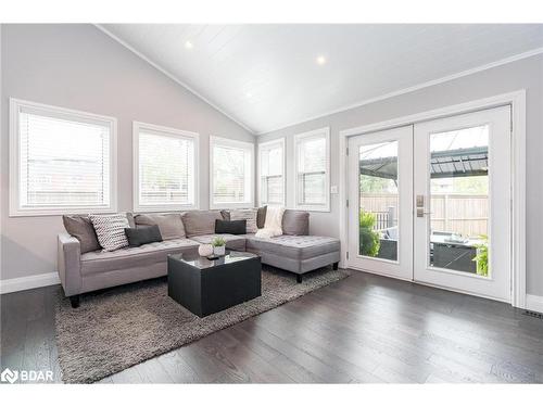 562 Simcoe Street, Collingwood, ON - Indoor Photo Showing Living Room