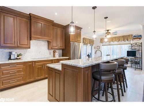 28 Timber Wolf Trail, Minesing, ON - Indoor Photo Showing Kitchen With Upgraded Kitchen