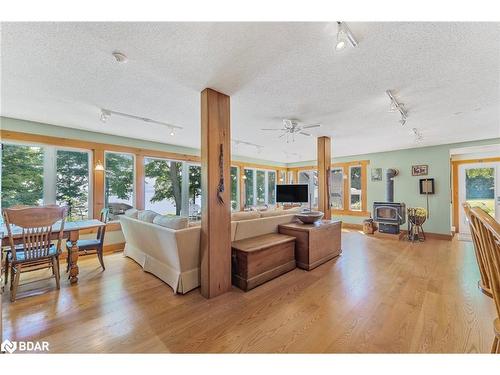 209 Bay Street Street, Shanty Bay, ON - Indoor Photo Showing Living Room