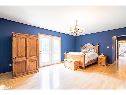 2140 Old Second Road S, Midhurst, ON - Indoor Photo Showing Bedroom