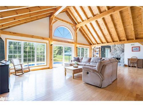 2140 Old Second Road S, Midhurst, ON - Indoor Photo Showing Living Room