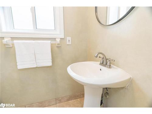 19 Sumac Street, Barrie, ON - Indoor Photo Showing Bathroom