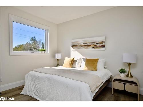 1411 Maple Way, Innisfil, ON - Indoor Photo Showing Bedroom