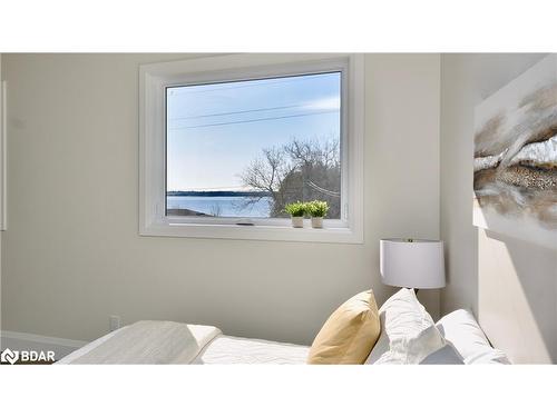 1411 Maple Way, Innisfil, ON - Indoor Photo Showing Bedroom