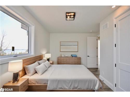 1411 Maple Way, Innisfil, ON - Indoor Photo Showing Bedroom