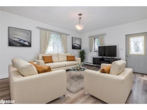 198 Barrie Road, Orillia, ON - Indoor Photo Showing Living Room