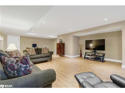 110 Mennill Drive Drive, Minesing, ON - Indoor Photo Showing Living Room