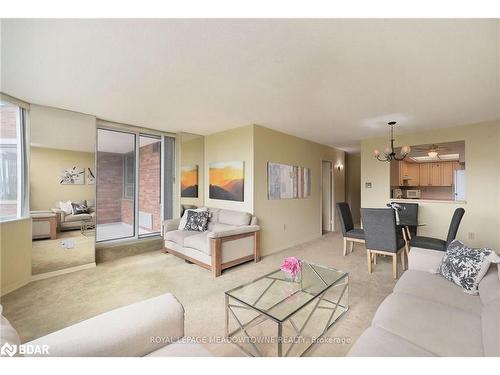 1212-121 Ling Road, Toronto, ON - Indoor Photo Showing Living Room