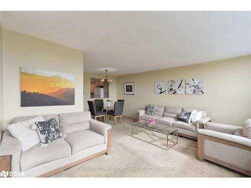 1212-121 Ling Road, Toronto, ON - Indoor Photo Showing Living Room