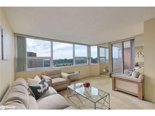 1212-121 Ling Road, Toronto, ON - Indoor Photo Showing Living Room