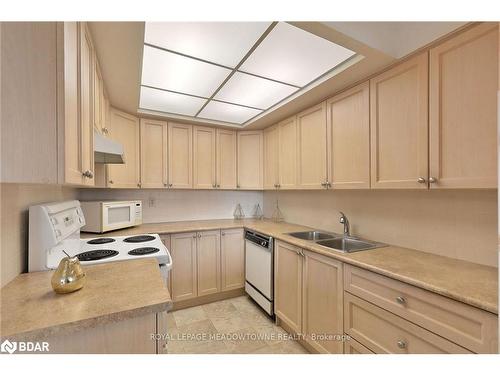 1212-121 Ling Road, Toronto, ON - Indoor Photo Showing Kitchen With Double Sink