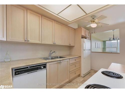 1212-121 Ling Road, Toronto, ON - Indoor Photo Showing Kitchen With Double Sink