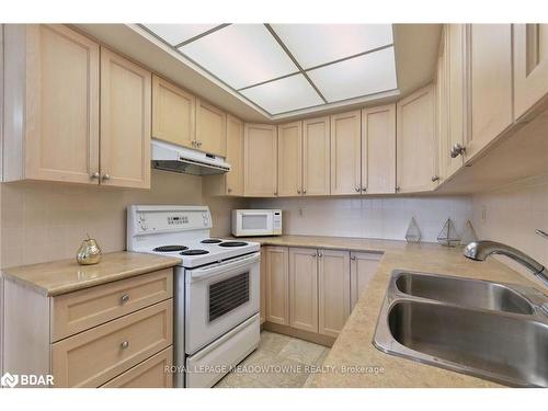 1212-121 Ling Road, Toronto, ON - Indoor Photo Showing Kitchen With Double Sink