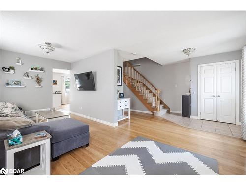 32 Brown Wood Drive, Barrie, ON - Indoor Photo Showing Living Room