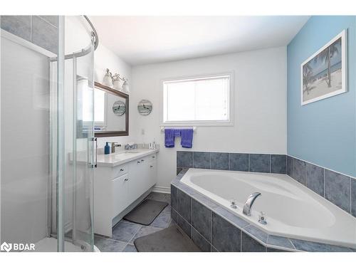 32 Brown Wood Drive, Barrie, ON - Indoor Photo Showing Bathroom