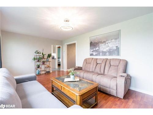 6582 Yonge Street, Innisfil, ON - Indoor Photo Showing Living Room