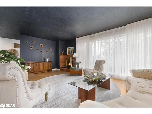 1009 Fairbairn Street, Peterborough, ON - Indoor Photo Showing Living Room