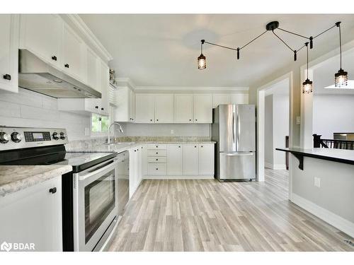 201 Lillian Crescent, Barrie, ON - Indoor Photo Showing Kitchen With Upgraded Kitchen