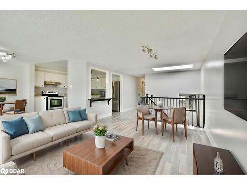 201 Lillian Crescent, Barrie, ON - Indoor Photo Showing Living Room