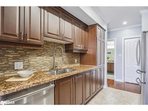 311-39 Ferndale Drive S, Barrie, ON - Indoor Photo Showing Kitchen With Double Sink With Upgraded Kitchen