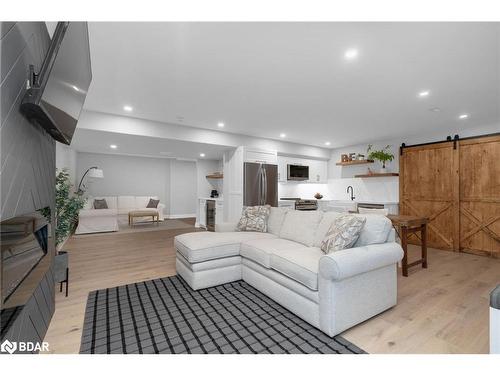 10 Walter James Parkway, Snow Valley, ON - Indoor Photo Showing Living Room