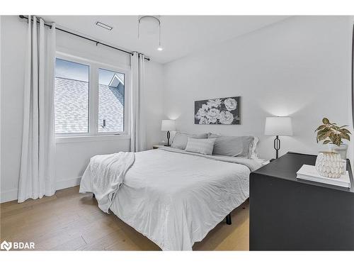 68 49Th Street North Street, Wasaga Beach, ON - Indoor Photo Showing Bedroom